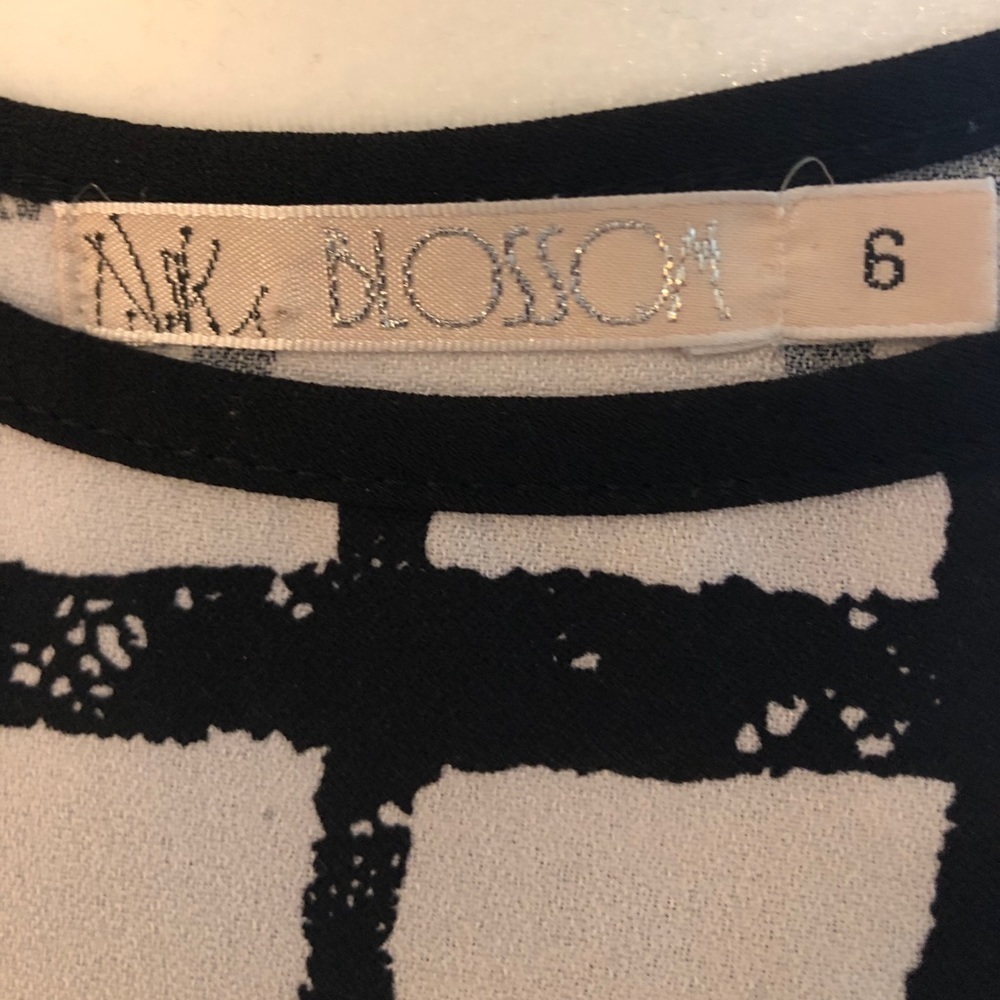 White top - Picture 2 of 2